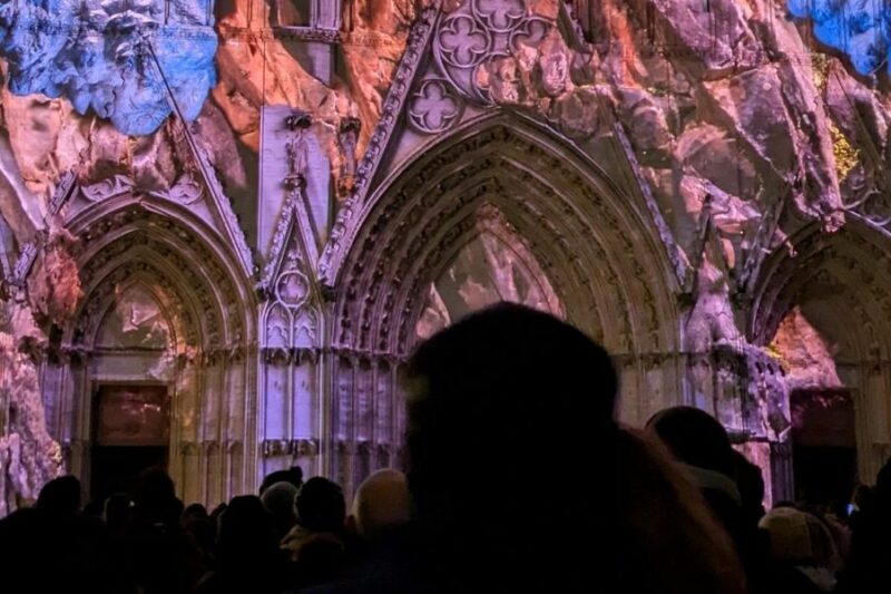 Église Saint-Nizier à Lyon illuminée avec des décorations lumineuses pour la Fête des Lumières