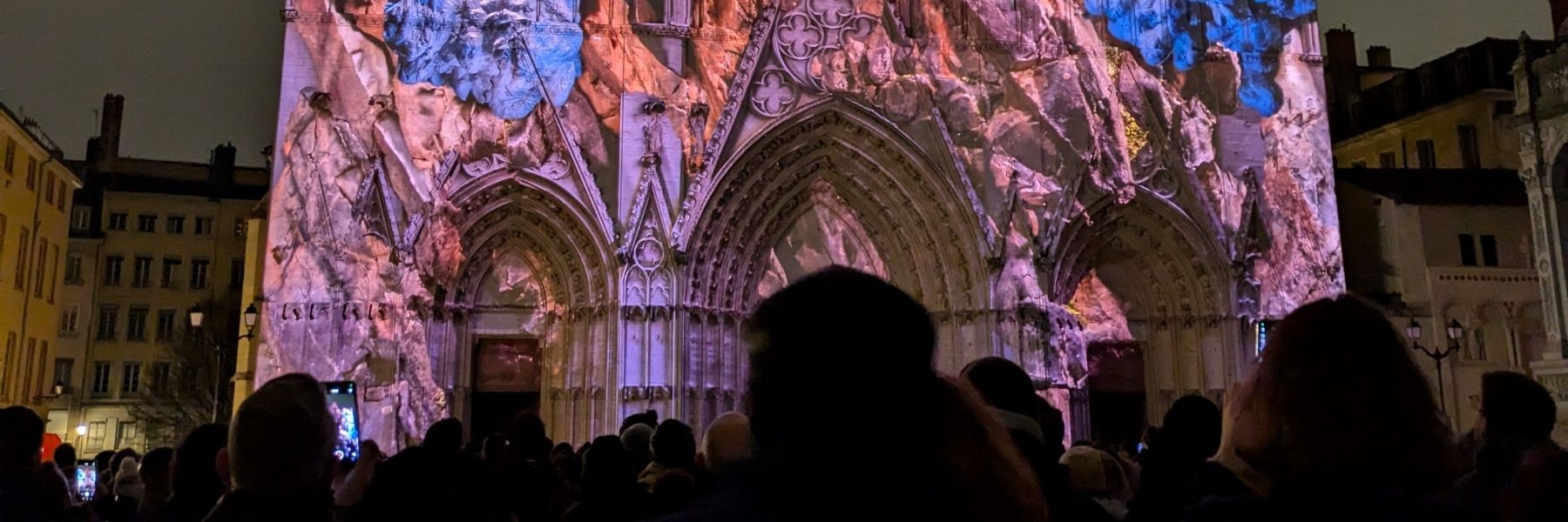 Église Saint-Nizier à Lyon illuminée avec des décorations lumineuses pour la Fête des Lumières